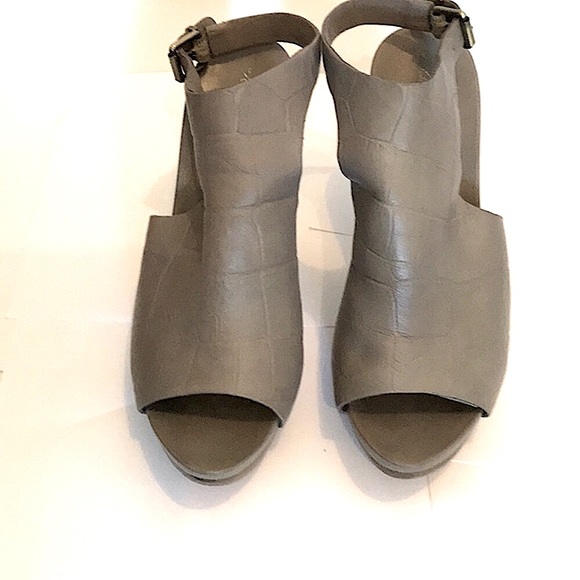 Kenneth Cole grey leather wood heels. - Picture 3 of 6
